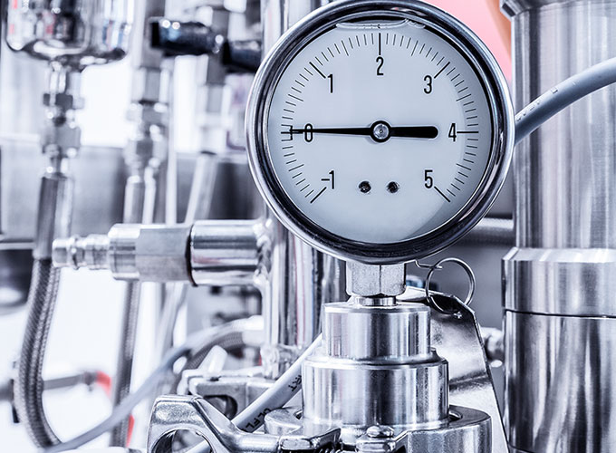 Detailaufnahme eines Druckluftmessers an einer Anlage – Einsatz von HÖHN-Präzisionsteilen in der Hydraulik und Fluidtechnik