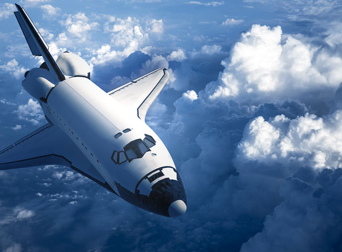 Futuristisches Luftfahrzeug über den Wolken – Symbolbild für den Einsatz von Präzisionsteilen der Martin Höhn GmbH in der Luft- und Raumfahrt
