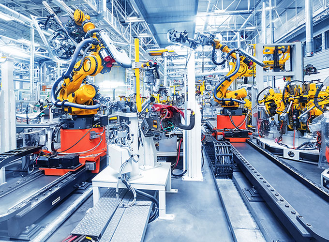 Automatisierte Roboter und Fließbänder in einer Produktionshalle – Einsatz von Präzisionsteilen der Martin Höhn GmbH im Maschinen- und Anlagenbau