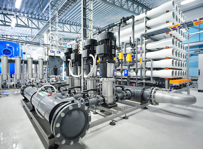 Pumpanlage in einer Industriehalle – Einsatzbereich für Präzisionsteile der Martin Höhn GmbH