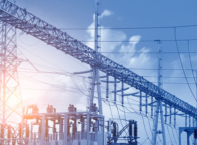 Stromtrassen und Energieinfrastruktur im Außenbereich – Kabel und Leitungen kreuzen sich vor blauem Himmel