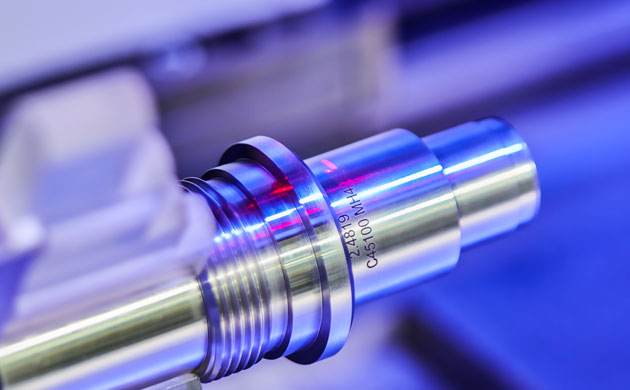 Detailaufnahme eines Präzisionsteils mit gut sichtbarer Laserbeschriftung