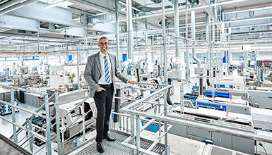Reiner Höhn steht in der modernen Produktionshalle der Martin Höhn GmbH; Bild entstanden zum 50-jährigen Jubiläum