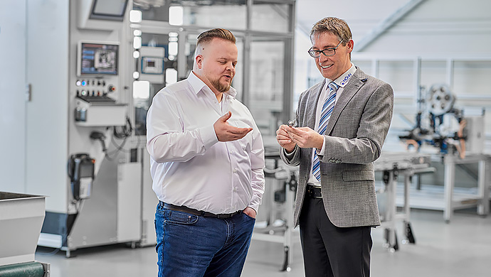 Geschäftsleiter Reiner Höhn im Gespräch einem Mitarbeiter aus der Arbeitsvorbereitung