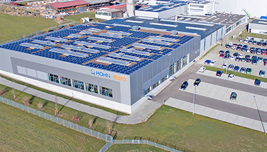 Luftaufnahme des Firmengebäudes der Martin Höhn GmbH mit Werkshallen, Bürogebäude und Außenanlagen