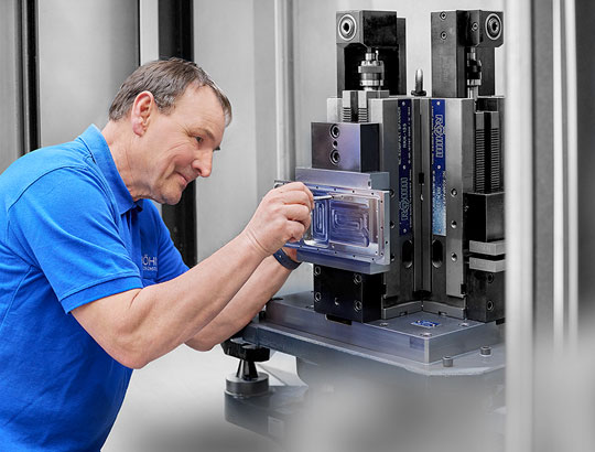 Mitarbeiter der Martin Höhn GmbH bedient eine Fräsmaschine in der Produktion