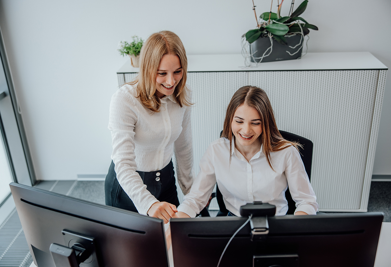 Personalreferentin und Praktikantin im Büro