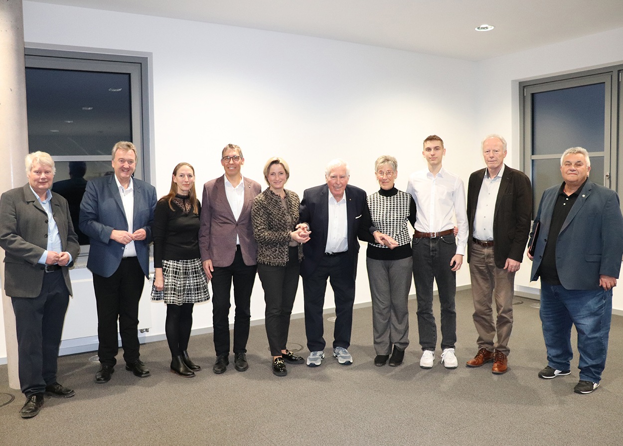 Geschäftsführer Reiner Höhn mit Familie, Wirtschaftsministerin Dr. Nicole Hoffmeister-Kraut, Bürgermeister Thomas Miller, Ortsvorsteher Klaus May und Karlheinz Leopold beim Besuch am 16. Januar 2026.