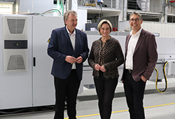 Geschäftsführer Reiner Höhn zusammen mit Wirtschaftsministerin Dr. Nicole Hoffmeister-Kraut und Bürgermeister Thomas Miller.