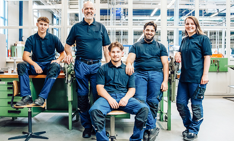 Ausbildungsleiter Kurt Bauer mit vier Auszubildenden in der modern ausgestatteten Lehrwerkstatt der Martin Höhn GmbH.