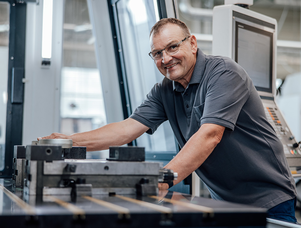 hoehn-cnc-fraesen-mitarbeiter-fraesen